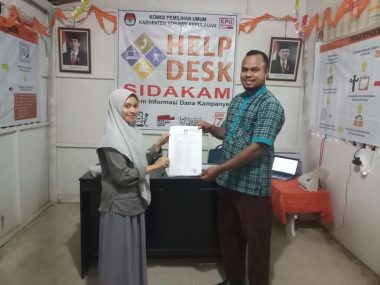 Pengurus DPC PKS Konkep (Kanan) Saat Serahkan LADK ke KPU (Foto: IST)