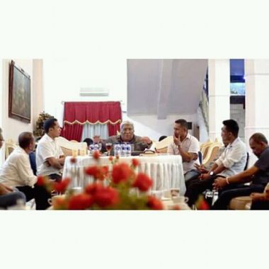 Gubernur Sultra, Ali Mazi Saat Menerima Kunjungan dari Sultra Bangkit (Foto: IST)