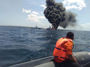 KM Samudra GT:10 tujuan Pelabuhan Sulaa – Siompu memuat BBM yang terbakar di Pelabuhan Sulaa (Foto: IST)