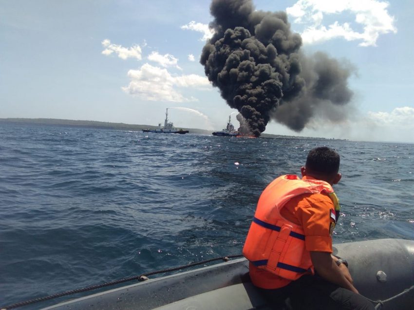 KM Samudra GT:10 tujuan Pelabuhan Sulaa – Siompu memuat BBM yang terbakar di Pelabuhan Sulaa (Foto: IST)
