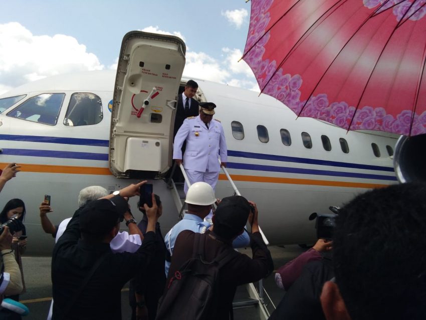 Gubernur Sultra, Ali Mazi Saat Turun dari Pesawat, (Foto: IST)