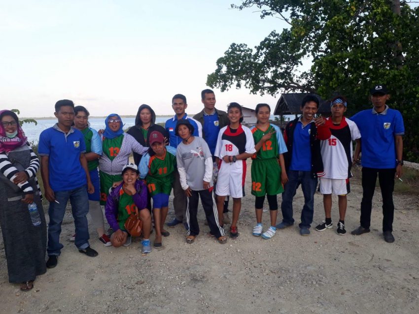 Wakil Ketua DPK KNPI Bonegunu Bersama Tim Bola Gotong (Foto: Haslin)