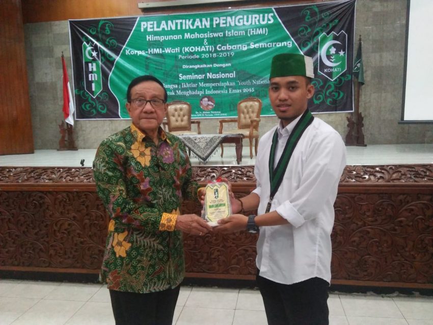 Ketua Umum HMI Cabang Semarang, Muhammad Zulfikar Bersama Tokoh Nasional, Akbar Tandjung Usai Pelantikan (Foto: IST)