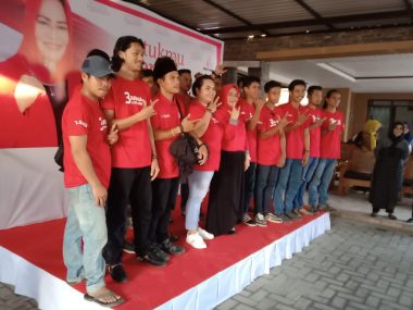 Nirna Lachmuddin Bersama Relawan Sahabat Nirna (Foto: Erik Masrin)