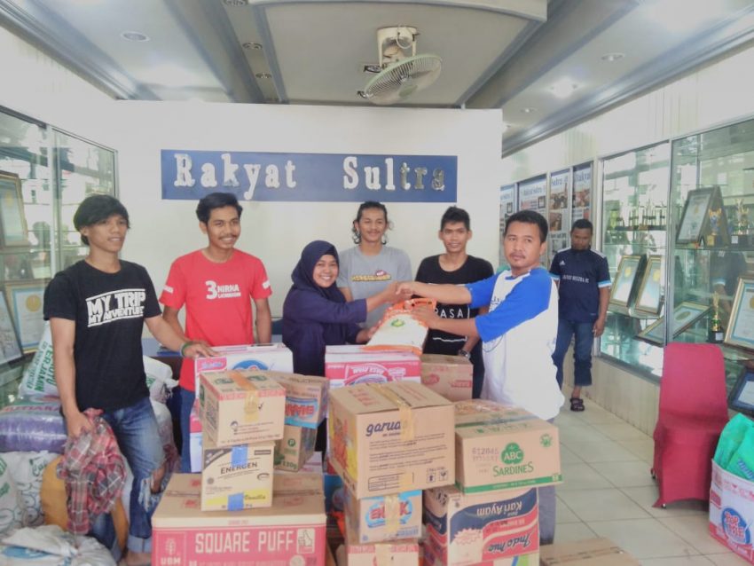 Relawan Sahabat Nirna Saat Menyerahkan Donasinya untuk Sulteng (Foto: IST)