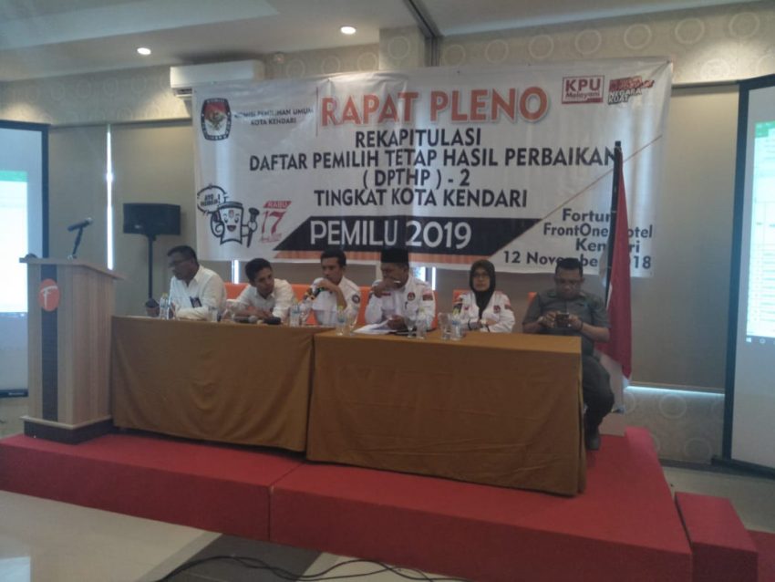 Komisioner KPU Kendari Saat Rapat Pleno Penetapan DPTHP-2 (Foto: IST)