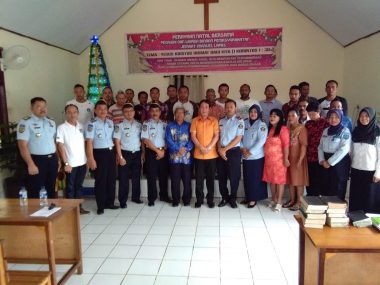 Kakanwil Kemenkuham Sultra Sofyan berpose bersama pejabat Rutan dan Lapas Kendari serta Napi Penerima Remisi