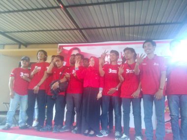 Nirna Lachmuddin (Tenga) Bersama Relawannya (Foto: Jubirman)