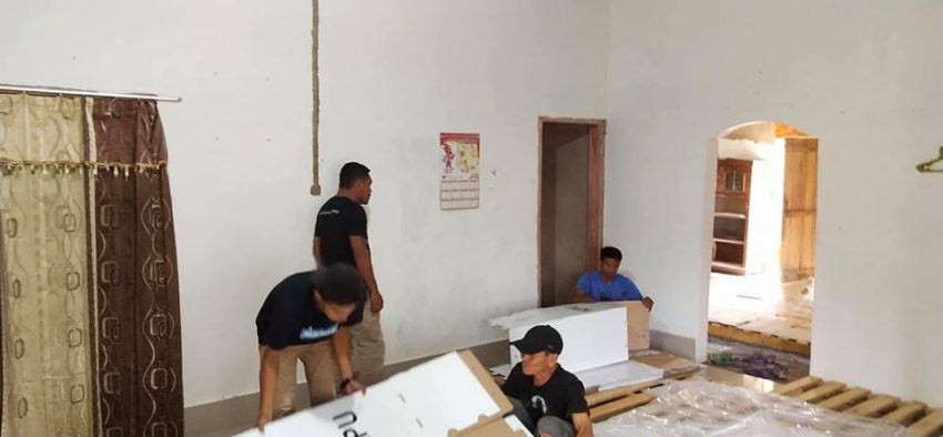 Tim KPU Konkep Sedang Merakit Kotak Suara (Foto: IST)