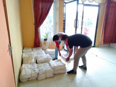 Staf KPU Bombana Sedang Menata Tumpukan APK Calon DPD yang Belum Diambil (Foto: IST)