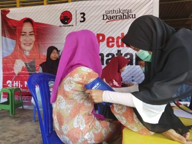 Salah seorang warga Konsel yang Diperiksa Kesehatannya oleh Tim Nirna Lachmuddin (Foto: IST)