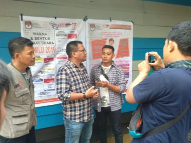 Komisioner KPU Kota Kendari, Asril Saat Diwawancarai Awak Media (Foto: Muhammad Rusmin)