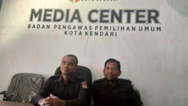 Ketua Bawaslu Kota Kendari, Sahinuddin (Kiri), (Foto: Jubirman)
