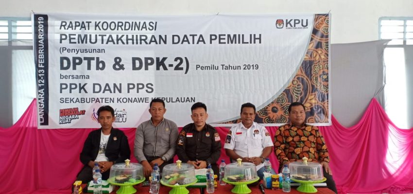Ketua KPU Konkep, Iskandar (Tengah, Kemeja Hitam) Saat Rapat Koordinasi Pemutakhiran Data Pemilih (Foto: IST)