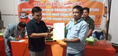 Ketua KPU Konkep Iskandar (Kiri, Berbaju Hitam), (Foto: IST)