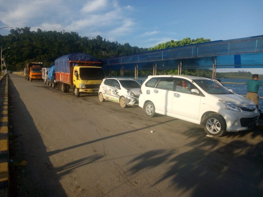 Antrian Kendaraan di Pelabuhan Amolengo - Labuan (Foto: IST)