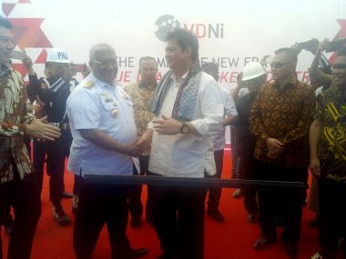 Menteri Perindustrian RI, Airlangga Hartarto Didampingi Gubernur Sultra, Ali Mazi Usai Meresmikan Smelter PT VDNI (Foto: Jubirman)