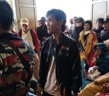 Burhanudin Bersama Puluhan Warga Lainnya yang Kunjungi Polres Kolut (Foto: Ahmad)