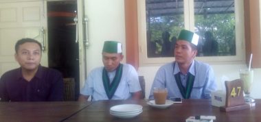 Ketua HMI Badko Sultra, Eko Hasmawan Baso (Tengah) Saat Konferensi Pers (Foto: Jubirman)