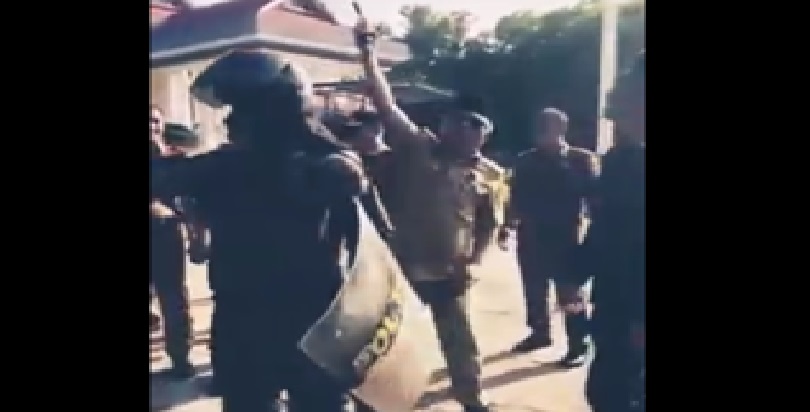 Screenshoot Potongan Video Bupati Konawe Kery Syaiful Konggoasa Saat Mengacungkan Pistol