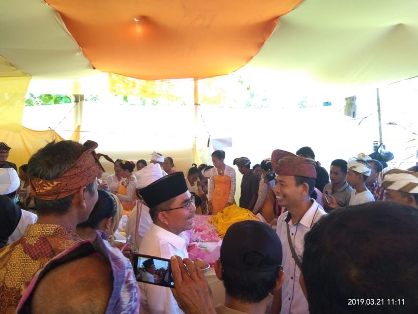 Bupati Butur, Abu Hasan (Berkopiah Hitam) Saat Menjumpai Umat Hindu Usai Acara Meteteh (Foto: Haslin)