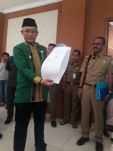 Wagub Sultra Lukman Abunawas Saat Memperlihatkan Surat Pencabutan dan Pemberhentian Sementara IUP di Konkep (Foto: IST)