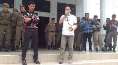 Wawan (Kemeja Putih) Saat Berorasi di DPRD Kolut (Foto; Ahmad)