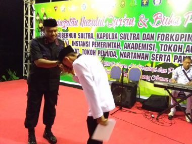 Dansat Brimob Polda Sultra Kombes Pol Jony Afrizal Syarifuddin,tengah memberikan santunan kepada Anak Yatim pada acara bukber di Mako Brimob Polda Sultra,,Rabu (29/5/2019) (Foto:Sultan)