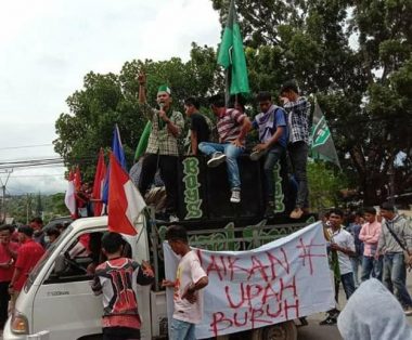 Massa Aksi Saat Berorasi di Depan Kantor Disnaker Kota Baubau