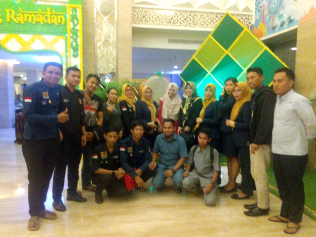 Foto Bersama Karyawan dan Nasabah Bank Mandiri Usai Bukber (Foto: Jubirman)