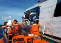 Tim Rescue Pos SAR Wakatobi mengevakuasi kapal penumpang KM Sinar Alam Lasalimu-Wanci yang mengalami mati mesin di sekitar perairan Lasalimu, Rabu (29/5/2019),(Foto:Humas Basarnas Kendari)