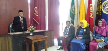 Rektor Unsultra Prof Andi Bahrun, memberikan sambutan saat usai pelantikan Direktur PascaSarjana LM Bariun