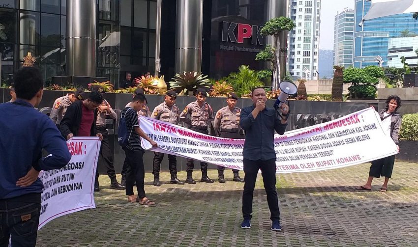 Muhammad Ikram Pelesa Saat Berorasi di Depan KPK RI (Foto: IST)