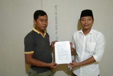 Ade Aziz Ramdani Bersama Kuasa Hukumnya (Foto: IST)