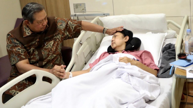 Ani Yudhoyono Saat Didampingi SBY dalam Perawatan Medis (Sumber: CNN)