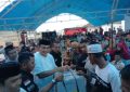 Bupati Mubar, LM Rajiun Tumada saat memberikan Hadiah pada Juara Lomba Balap Perahu di Desa Tapi-Tapi. (Foto : Sacriel)