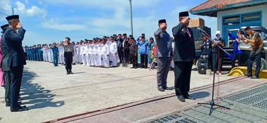 Wabup Mubar Bersama SKPD Saat Tabur Bunga di Pelabuhan Tondasi (IST)