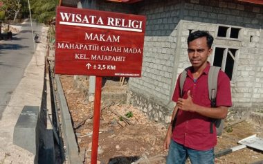 Papan Jalan Wisata Religi Makam Mahapatih Gajah Mada di Keluarahan Majapahit, Buton Selatan