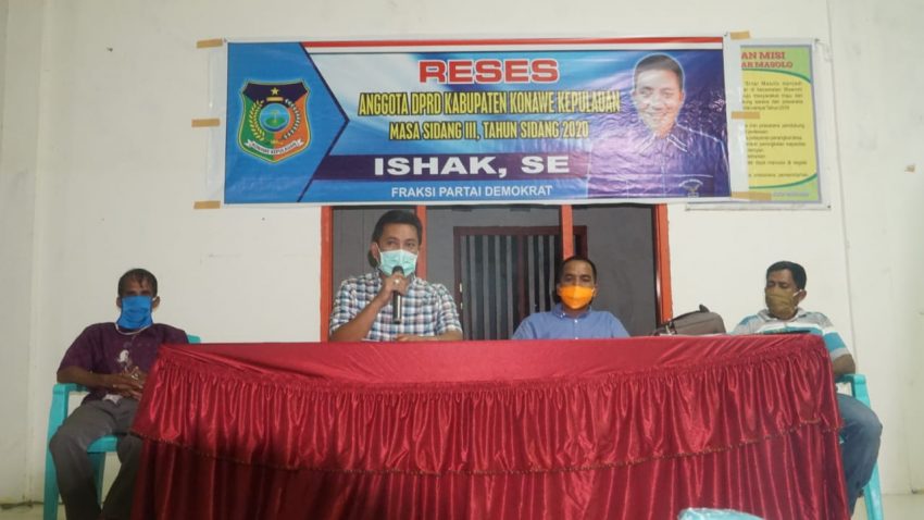 Ketua DPRD Konkep, Ishak (Tengah) Didampingi Pelaksana Desa Sinar Masolo, Sekdes, dan Ketua BPD