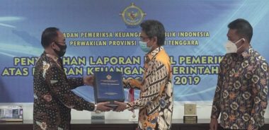 Bupati Konkep, Amrullah Didampingi Ketua DPRD Konkep, Ishak Saat Menerima Predikat WTP dari BPK atas LKPD Tahun 2019 (Foto: IST)