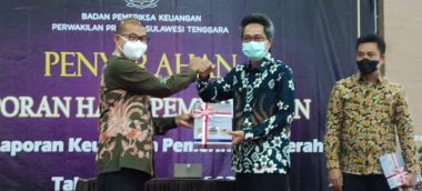 Bupati Konkep, Amrullah Didampingi Ketua DPRD Konkep, Ishak Saat Menerima LHP LKPD Tahun 2020 WTP dari BPK RI (Foto: IST)