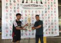 Ketua Umum HMI Cabang Kendari, Ujang Hermawan Saat Menyerahkan Piala Turnamen Futsal HMI Cup