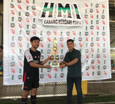 Ketua Umum HMI Cabang Kendari, Ujang Hermawan Saat Menyerahkan Piala Turnamen Futsal HMI Cup