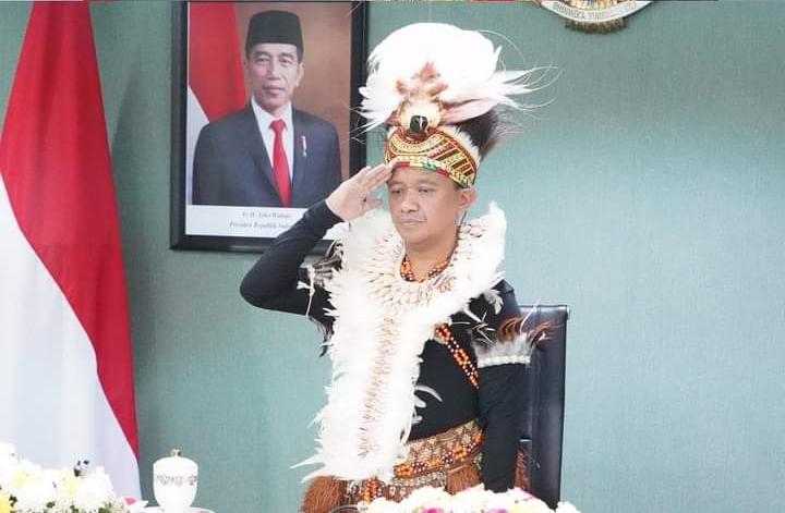 Menteri Investasi RI, Bahlil Lahadalia Mengenakan Baju Adat Papua Barat Saat Upacara Penurunan Bendera HUT RI ke-76 Secara Virtual (Sumber: Akun Instagram @bahlillahadalia)