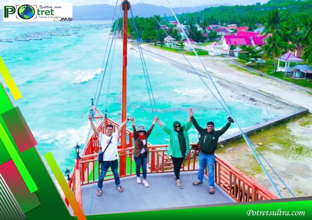 Para Pengunjung Berpose di Atas Kapal Boti