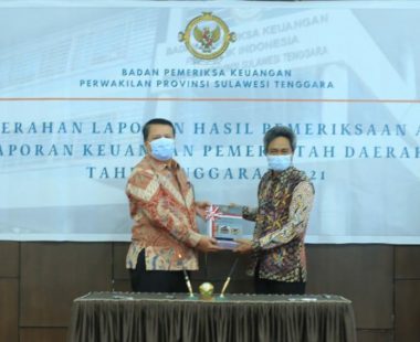 Bupati Konkep, Ir. H. Amrullah, MT Saat Menerima Predikat Opini WTP dari BPK RI Perwakilan Sultra (Foto: IST)