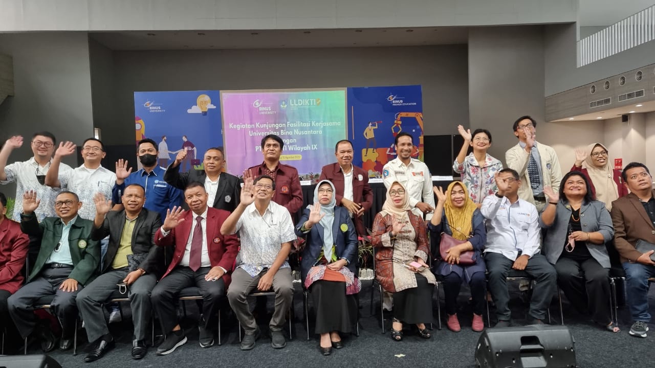 Para Pimpinan Perguruan Tinggi Berfoto Usai MoU