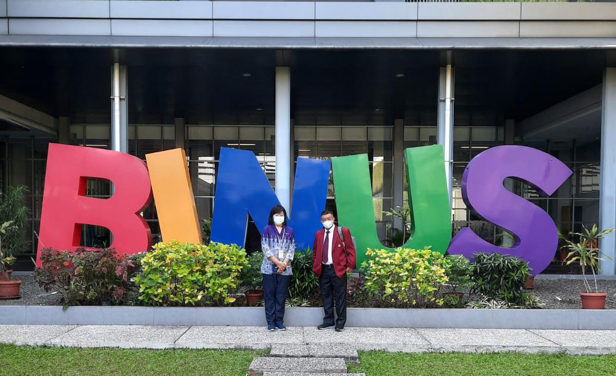 Rektor Unsultra, Prof. Dr. Andi Bahrun (Kanan) Saat Berfoto di Universitas Bina Nusantara