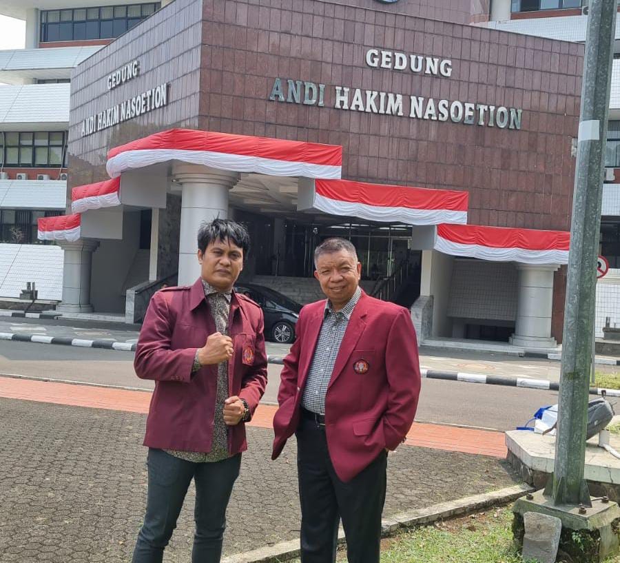 Rektor Unsultra, Prof Andi Bahrun (Kanan) Saat Berpose di Gedung Andi Hakim Nasution, Institut Pertanian Bogor
