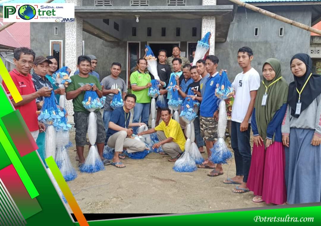 Warga Desa Lebo Saat Menerima Bantuan Alat Tangkap Perikanan dari Pemdes